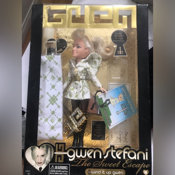 Gwen Stefani doll - Picture 2 of 3
